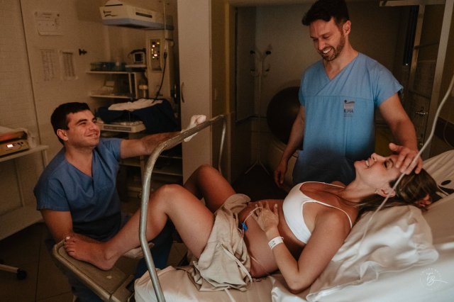 Момент поддержки во время родов в родильном зале с женщиной и медицинским работником